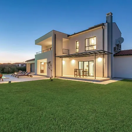 Holiday home Stunning In Valbandon *