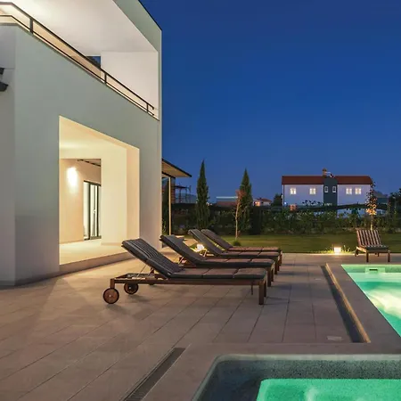 Holiday home Stunning In Valbandon *