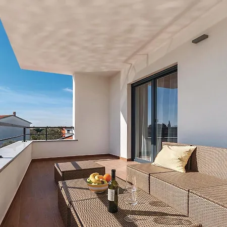 Holiday home Stunning In Valbandon *