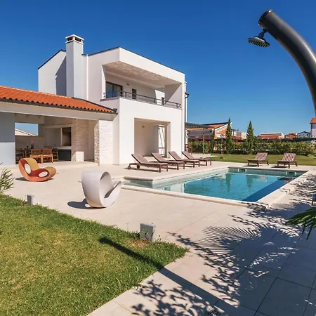 Vakantiehuis Luxurious In *