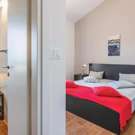 Holiday home Stunning In Valbandon Fondole